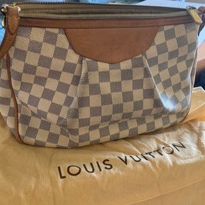 LOUIS VUITTON
Damier Azur Siracusa PM